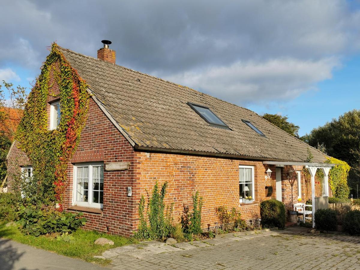 Ferienglueck An Der Nordsee Buche Deine Erdgeschoss-Ferienwohnung Mit Kamin Terrasse Und Eingezaeuntem Garten Fuer Unvergessliche Auszeiten Altfunnixsiel Bagian luar foto